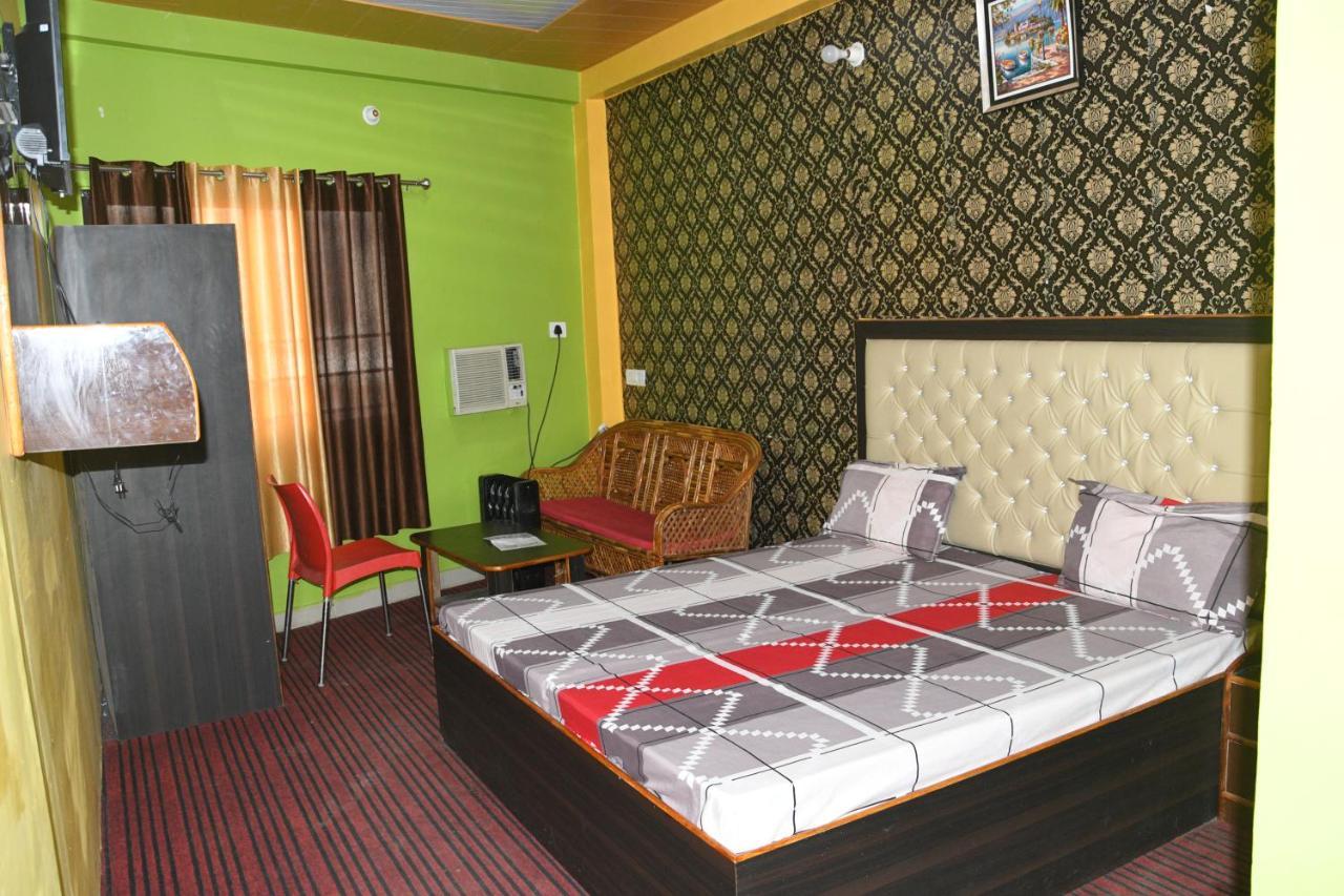 Hotel Mountain View And Rooftop Restaurant Pithorāgarh Kültér fotó